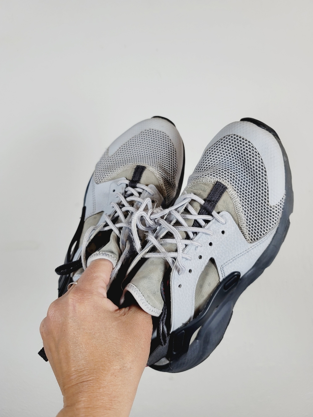 Nike Air HUARCHACHI Sneakers, Size 6Y - Picture 6 of 7